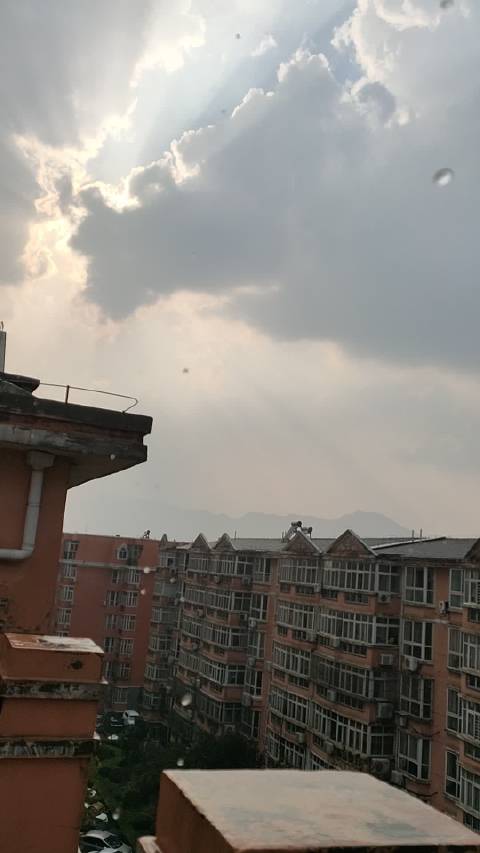 編輯在乘坐電梯時遇到小區物業的工作人員