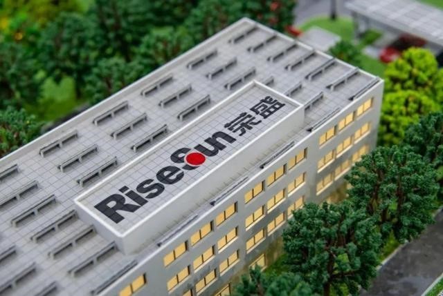 當?shù)禺a(chǎn)人和媒體人一起坐在電子競價室