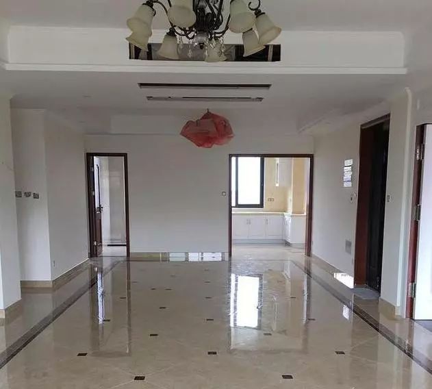 因?yàn)槭袇^(qū)現(xiàn)在不可能有小產(chǎn)權(quán)房了