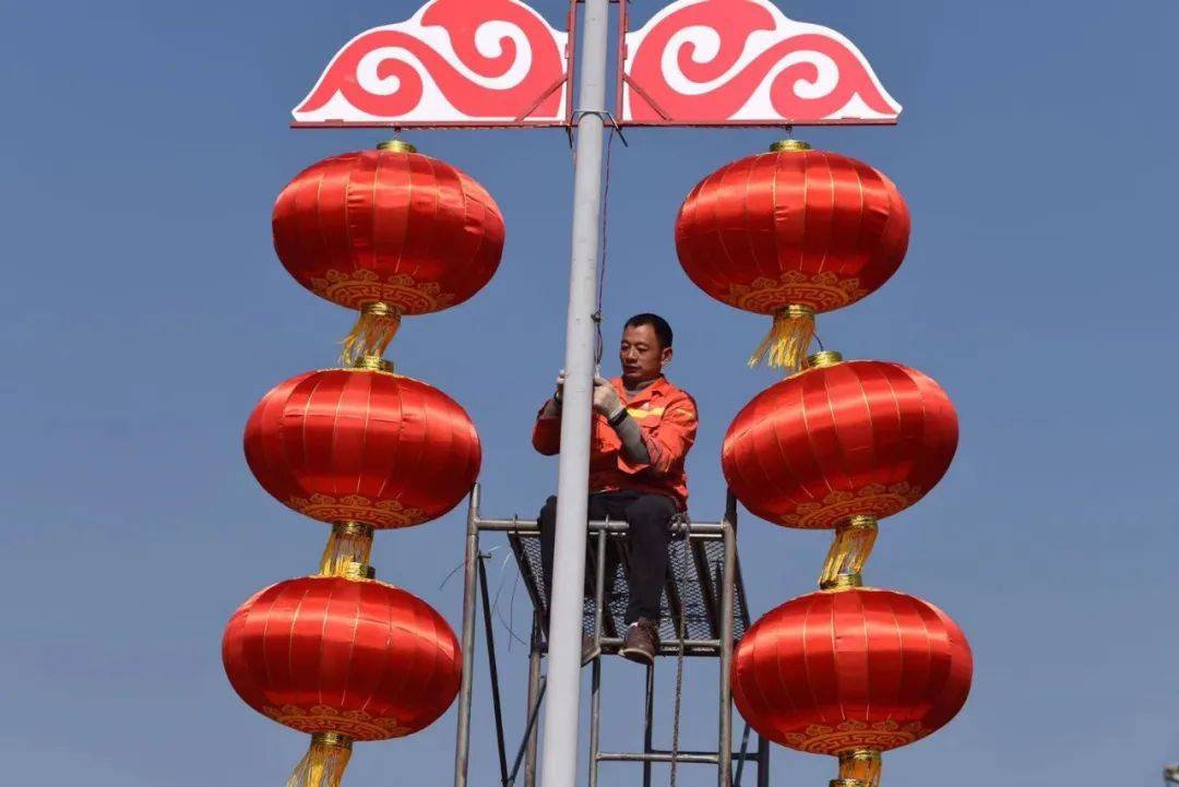 方家在門口掛上了大紅燈籠和彩旗