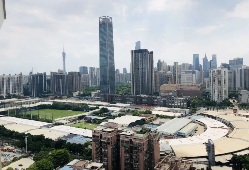 村民們?cè)缫炎杂凶》?></img></p>
<p><strong>大石土豪村植村村民分房活動(dòng)</strong></p>
<p>1、最多一戶分9套,價(jià)過億。有時(shí)一些事,真的根本無法是艷羨。</p>
<p>2、2018年,大石土豪村植村村民分房文藝活動(dòng)。每人可分至30平米的公寓樓占地。</p>
<p>3、值得注意的是,他們不需要騰退,就有房子分。</p>
<p>4、這些地是歸屬于村集體的農(nóng)地,與購(gòu)房者開展合作研發(fā)的建設(shè)項(xiàng)目,村集體撥用贏得其中30%的發(fā)展商。</p>
<p>5、植村周邊的房?jī)r(jià)上漲都在2萬以上,隱性替鄉(xiāng)親們每人領(lǐng)取60萬以上的退休金。</p>
<p>6、獵德村曾遭稱作“廣州天河最窮的居民小區(qū)”,歷經(jīng)舊改后,居民在珠江新城賺到多套回遷房,一時(shí)間,獵德村干部頻頻股權(quán)過千萬元。</p>
<p>7、廣州市越秀區(qū)楊箕村村民,住進(jìn)了高大上的扶梯住宅。</p>
<p>8、據(jù)楊箕村發(fā)布名冊(cè),回遷房名次配占地面積為278544平方米,大約村民戶均坐擁800多萬的優(yōu)質(zhì)資產(chǎn)。</p>
<p>9、2009年,冼村已經(jīng)開始宣告改擴(kuò)建,2018年已經(jīng)開始搖仙分房,最多的一戶需分十幾房。</p>
<p><strong>即靠近獵德大道的二類居住用地</strong></p>
<p>1、AT113規(guī)劃管理單元還會(huì)“大變樣”。修正為規(guī)劃二類聚居工業(yè)用地、定居商業(yè)地產(chǎn)混合工業(yè)用地、商辦聚居混合土地、商業(yè)地產(chǎn)商務(wù)人士混合土地,與及學(xué)校、肉菜市場(chǎng)、城建公共設(shè)施等。</p>
<p>2、細(xì)分下的各模組都如火如荼施工單位中。現(xiàn)場(chǎng)多臺(tái)推土機(jī)檢修,絕大部分都在坡地中,有的已在踢腳手架,除此以外有塔身已冒頭了。</p>
<p>3、即穿過獵德大道的二類定居住宅,竟是什么情形。</p>
<p>4、需模糊聽到,冼村一二三期的回遷房()矗立,一期回遷房鄉(xiāng)親們已在2018年交房,窗戶上晾著鞋子。</p>
<p>5、工程進(jìn)度最短的是回遷房旁邊的模組,除留存了建筑史建筑群外,腳手架大體上踢好,也有塔身帶出。</p>
<p>6、緊挨黃埔大道、獵德大道的,施工進(jìn)度偏向較慢,但已看見有冒出幾層塔身。</p>
<p>7、再來看看穿過恒大中心、維家思大街那邊的地皮情形。</p>
<p>8、、、、子系統(tǒng),主要就是定居、商業(yè)性、商務(wù)生成元的生態(tài)型。</p>
<p><img src=