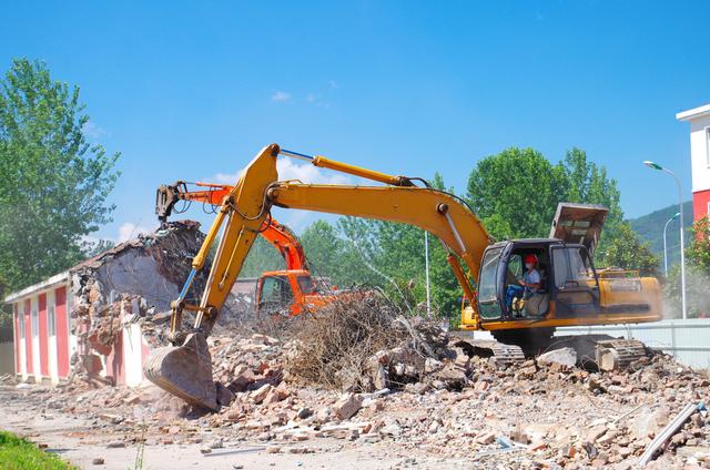 在辦理回遷房的產權過戶手續(xù)時